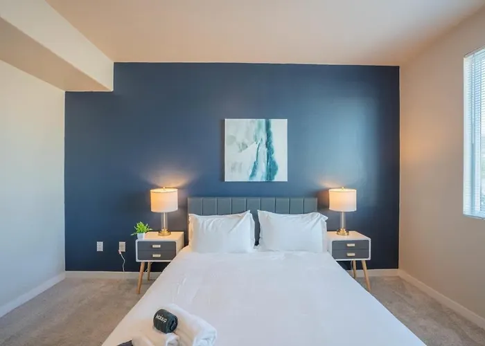 Spacious 2bd - Gym, Pool, Parking, W-d - Sleeps 8 Apartment Tempe