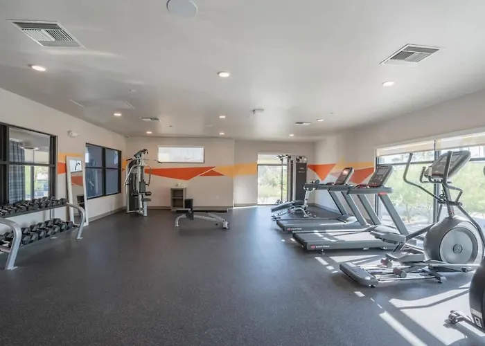 Spacious 2bd - Gym, Pool, Parking, W-d - Sleeps 8