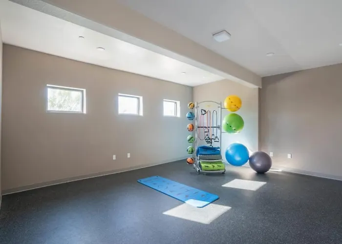 Spacious 2bd - Gym, Pool, Parking, W-d - Sleeps 8 *