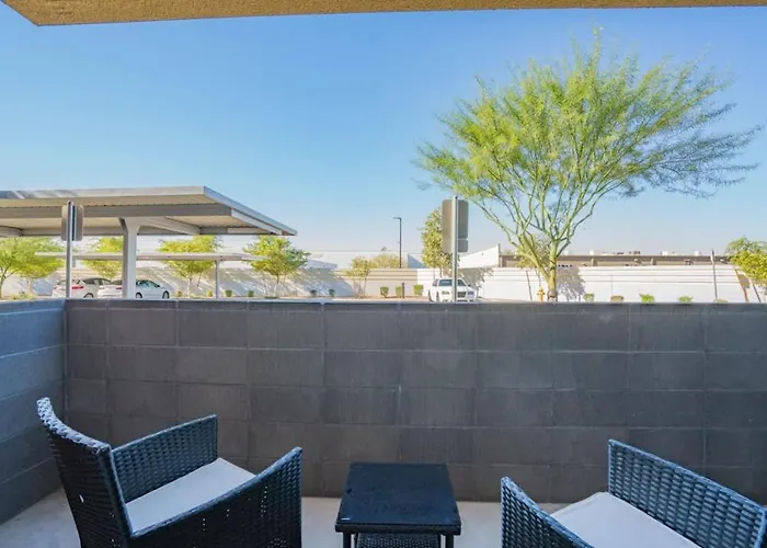 Spacious 2bd - Gym, Pool, Parking, W-d - Sleeps 8 Apartment
