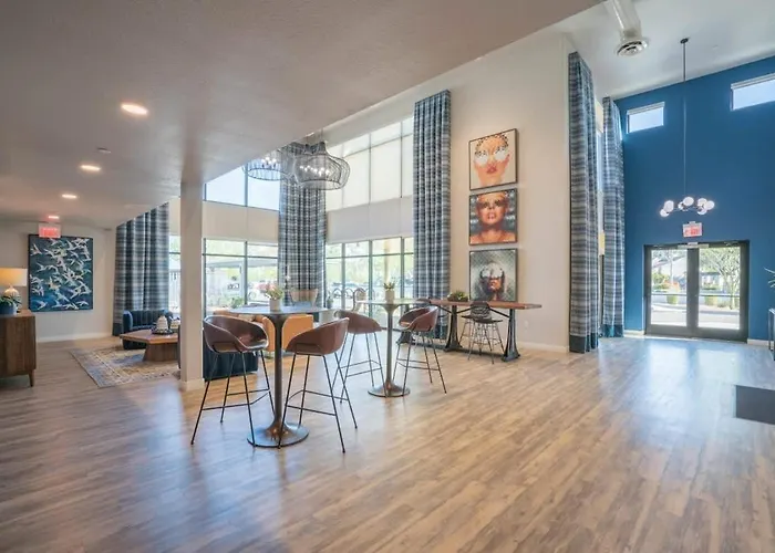 Spacious 2bd - Gym, Pool, Parking, W-d - Sleeps 8 Apartment *