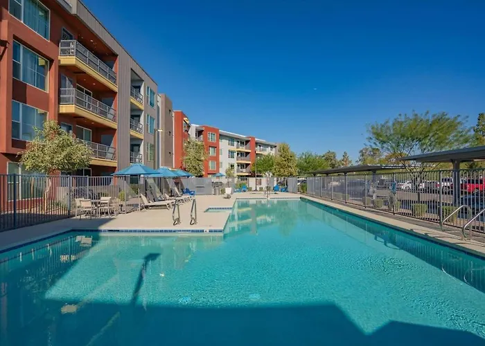 Spacious 2bd - Gym, Pool, Parking, W-d - Sleeps 8 Apartment Tempe