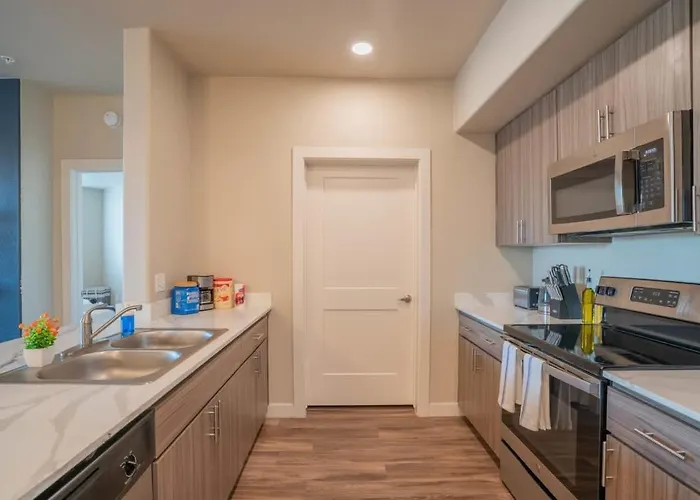 Spacious 2bd - Gym, Pool, Parking, W-d - Sleeps 8 Apartment