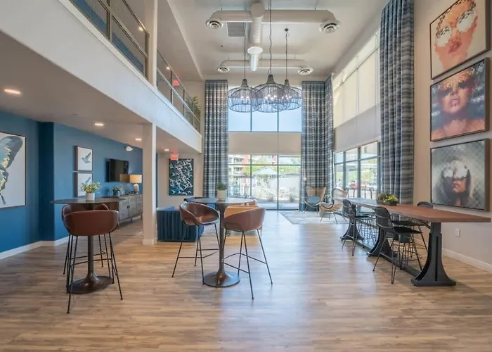Spacious 2bd - Gym, Pool, Parking, W-d - Sleeps 8 Apartment *
