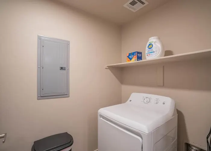 Centrally Located Apt|Pool,Gym,W/D,Balcony,Parking *