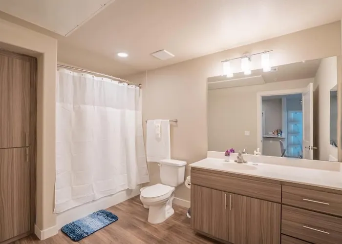 Spacious 2bd - Gym, Pool, Parking, W-d - Sleeps 8 Tempe