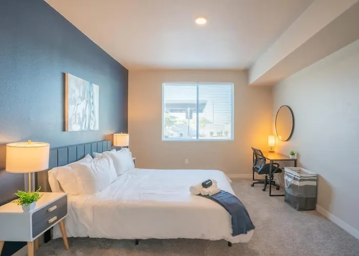 Centrally Located Apt|Pool,Gym,W/D,Balcony,Parking Apartment