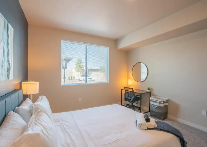 Spacious 2bd - Gym, Pool, Parking, W-d - Sleeps 8 Apartment *
