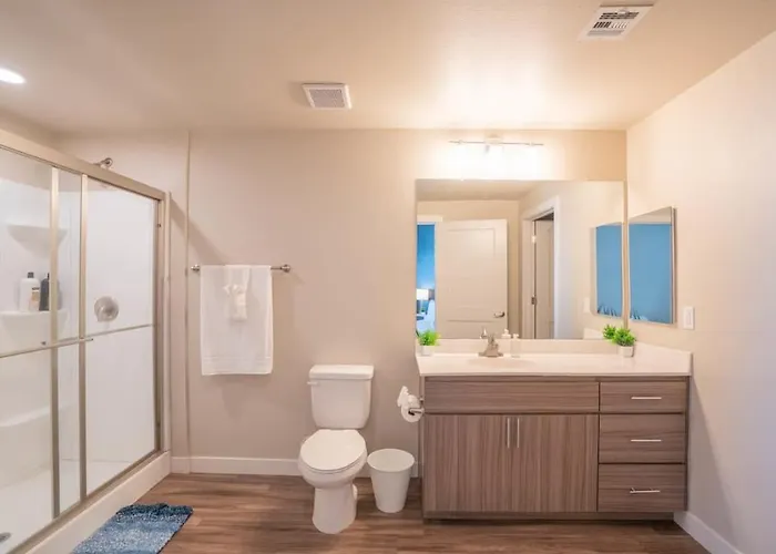 Spacious 2bd - Gym, Pool, Parking, W-d - Sleeps 8 Apartment Tempe