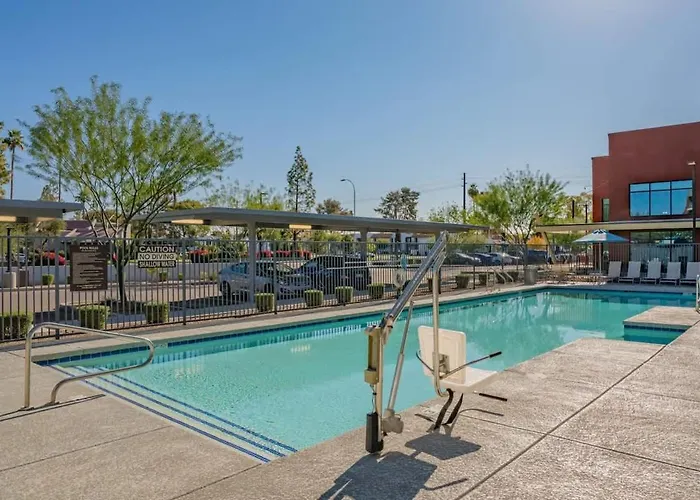 Spacious 2bd - Gym, Pool, Parking, W-d - Sleeps 8 *