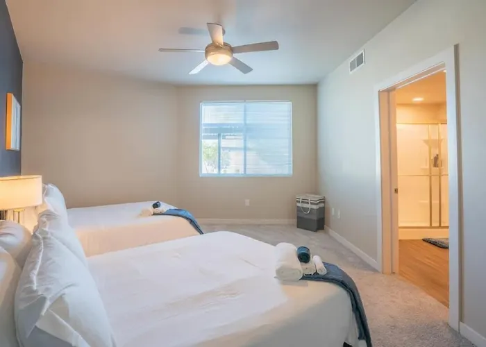 Spacious 2bd - Gym, Pool, Parking, W-d - Sleeps 8 Apartment