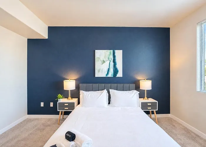 Centrally Located Apt|Pool,Gym,W/D,Balcony,Parking *