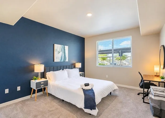 Apartment Centrally Located Apt|Pool,Gym,W/D,Balcony,Parking *