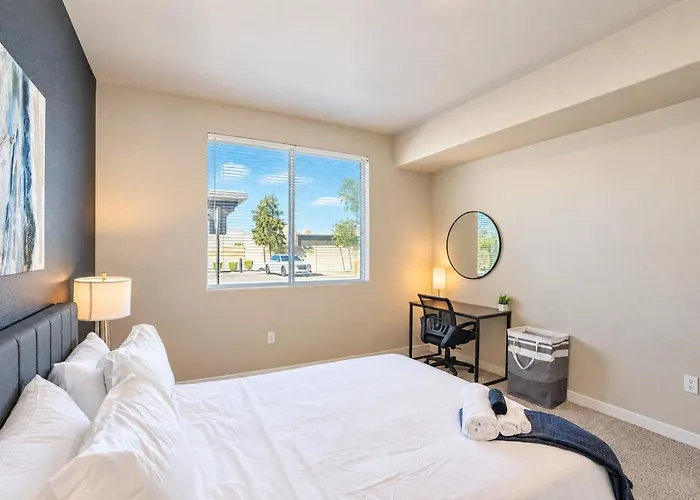 Apartment Centrally Located Apt|Pool,Gym,W/D,Balcony,Parking *