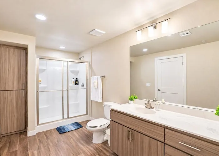 Apartment Centrally Located Apt|Pool,Gym,W/D,Balcony,Parking *