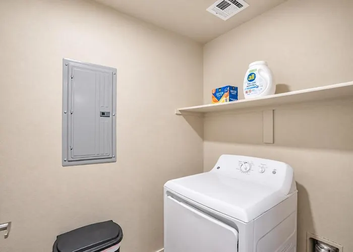 Apartment Centrally Located Apt|Pool,Gym,W/D,Balcony,Parking *